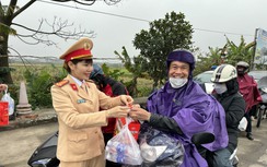 Cảnh sát giao thông Nam Định tặng quà nhân dân trên đường về quê ăn Tết