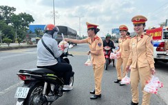 Cảnh sát giao thông Bến Tre tặng nước suối, khăn lạnh cho người dân về quê đón Tết