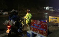 CSGT Hòa Bình xuyên đêm ứng trực trên quốc lộ 6, hỗ trợ người dân về quê ăn Tết