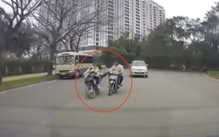 Công an truy tìm 2 kẻ đi xe máy đạp người phụ nữ trên đường ở Hà Nội