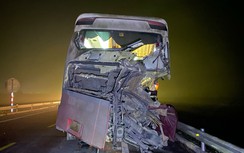 Xe khách va chạm xe tải trên cao tốc Cam Lộ - La Sơn, 2 người tử vong