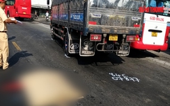 Bản tin TNGT 11/3: Ngã ra đường sau va chạm, một phụ nữ bị xe tải cán tử vong