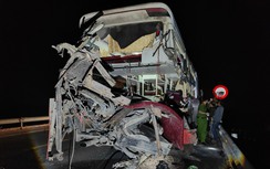 Video: Hiện trường vụ tai nạn 2 người tử vong trên cao tốc Cam Lộ - La Sơn