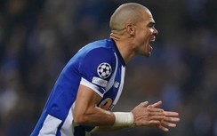Pepe đi vào lịch sử Champions League trong ngày Porto thua Arsenal trên chấm luân lưu