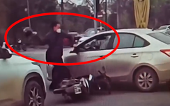 Đâm xe máy vào ô tô, thanh niên hùng hổ đập vỡ kính, ném mũ bảo hiểm vào nữ tài xế