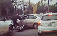 Hùng hổ cầm mũ bảo hiểm đập phá ô tô sau va chạm giao thông