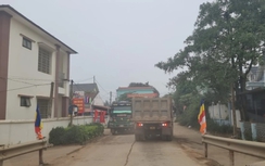 Phú Thọ: Dân bức xúc vì xe chở đất gây bụi bẩn, mất ATGT