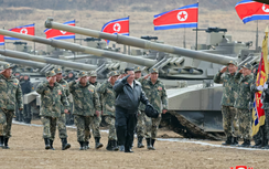 Lãnh đạo Triều Tiên trổ tài lái thử xe tăng mới
