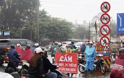 Xe máy chạy nườm nượp trên cầu vượt Mai Dịch bất chấp lệnh cấm