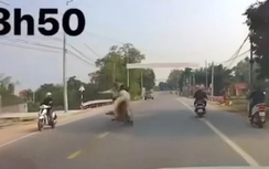 Khởi tố thanh niên 19 tuổi thông chốt, đâm xe máy vào cán bộ CSGT tại Bắc Giang