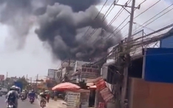 Cháy lớn ở cơ sở gia công ghế nệm và kho phế liệu ở Đồng Nai