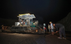 Xuyên đêm thảm những mét bê tông nhựa cuối cùng trên cao tốc Cam Lâm - Vĩnh Hảo
