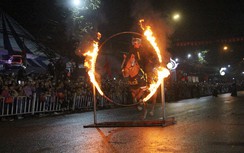 Nghìn người đội mưa, chen chân xem kỵ binh biểu diễn tại lễ hội Yên Thế
