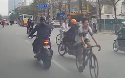 Hú vía cảnh đoàn xe đạp thản nhiên lao ngược chiều, đối đầu xe cộ trên đường