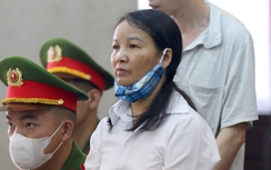 Bị cáo ngất xỉu, tòa hoãn xử mẹ của nữ sinh giao gà ở Điện Biên
