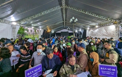 Gần 1.000 bị hại đội mưa đến phiên xử vụ Tân Hoàng Minh