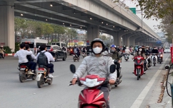 Xe máy đua nhau đi ngược chiều trên đường Phạm Văn Đồng