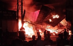 Bình Phước: Cháy nhà sách lớn nhất thị xã, nhiều nhà dân di dời tài sản ra đường