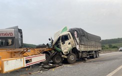 Xe đầu kéo không biển kiểm soát va chạm xe tải trên cao tốc Cam Lộ - La Sơn