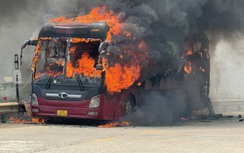 Xe khách chở 21 người bốc cháy dữ dội trên đường Hồ Chí Minh