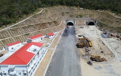 Video: Bên trong hầm núi Vung dài nhất cao tốc Bắc - Nam sắp thông xe