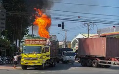 Xe tải đang chạy bất ngờ bốc cháy ở thành phố Vĩnh Long