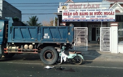 Bản tin TNGT 27/3: Xe máy của 2 nữ sinh dính chặt đuôi xe tải sau cú tông mạnh