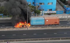 TP.HCM: Cháy xe container trên cầu Phú Mỹ, tài xế mở cửa chạy thoát thân