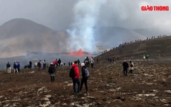 Người dân đổ xô đến Iceland xem núi lửa phun trào
