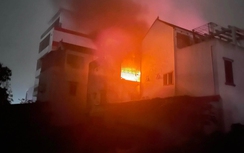 Cháy nhà 2 tầng trong đêm, một người bị bỏng, một chiến sĩ bị thương