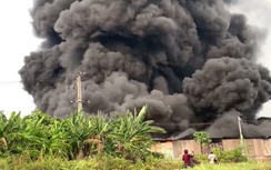 TP.HCM: Cháy nhà xưởng rộng hàng nghìn mét vuông, nhiều tài sản bị thiêu rụi