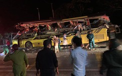 Ô tô khách bị xé toạc sau va chạm với xe container trên QL2, 5 người tử vong tại chỗ
