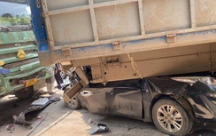 Vụ ô tô con lọt gầm xe tải ở Hà Nội: Một người tử vong, hai người bị thương