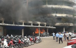 TP.HCM: Xe cứu thương bất ngờ bốc cháy trong bãi xe