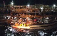 Xuyên đêm cứu nạn ngư dân nguy kịch trên vùng biển Hoàng Sa