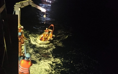 Cứu ngư dân bị lật thúng, nguy kịch sau 28 giờ trôi dạt trên biển
