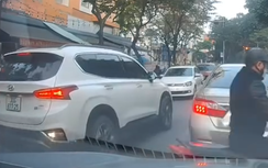 Chen sang làn ngược chiều khi chờ đèn đỏ, tài xế ô tô bị ép về đúng làn đường