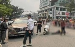 Tài xế mở cửa ô tô bất cẩn khiến người phụ nữ đi xe máy tử vong ở Lào Cai