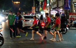 Hơn 7.000 người tham gia giải chạy bộ ở Cần Thơ phải chen với xe cộ trên đường