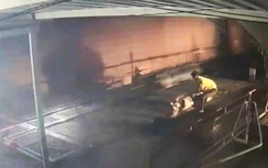 Trong 4 giây, nhân viên đường sắt kịp cứu người đàn ông lao vào tàu hàng