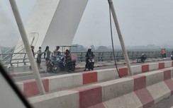 Bắc Ninh: Người dân dừng đỗ, ngắm cảnh gây mất ATGT trên cầu Kinh Dương Vương
