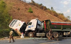 Khởi tố điều tra vụ TNGT ô tô khách tông xe tải ở Kon Tum