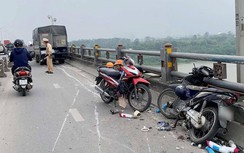 Bản tin TNGT 17/4: Xe tải mất lái tông bay dải phân cách trên cầu Thanh Trì