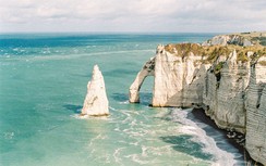 Bãi biển tuyệt đẹp có vách đá dài nhất nước Pháp
