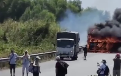 Xe khách bốc cháy dữ dội trên cao tốc, nhiều người hoảng hốt chạy thoát thân