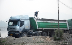 Dân vùng giáp ranh Thủ đô khốn khổ vì xe chở cát quá tải chạy suốt ngày đêm