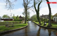 Ngôi làng nổi tiếng ở Hà Lan không có đường bộ