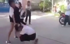 Nữ sinh bị đánh dã man trước cổng trường