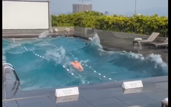 Bể bơi rung lắc "như sóng biển" giữa động đất, khách đi bơi có hành động gây kinh ngạc