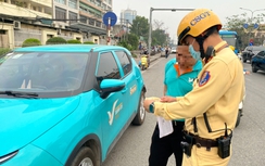 Loạt tài xế bị xử lý lỗi dừng đỗ trước cổng Bệnh viện Bạch Mai